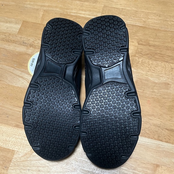 Non slip shoes - Picture 3 of 4